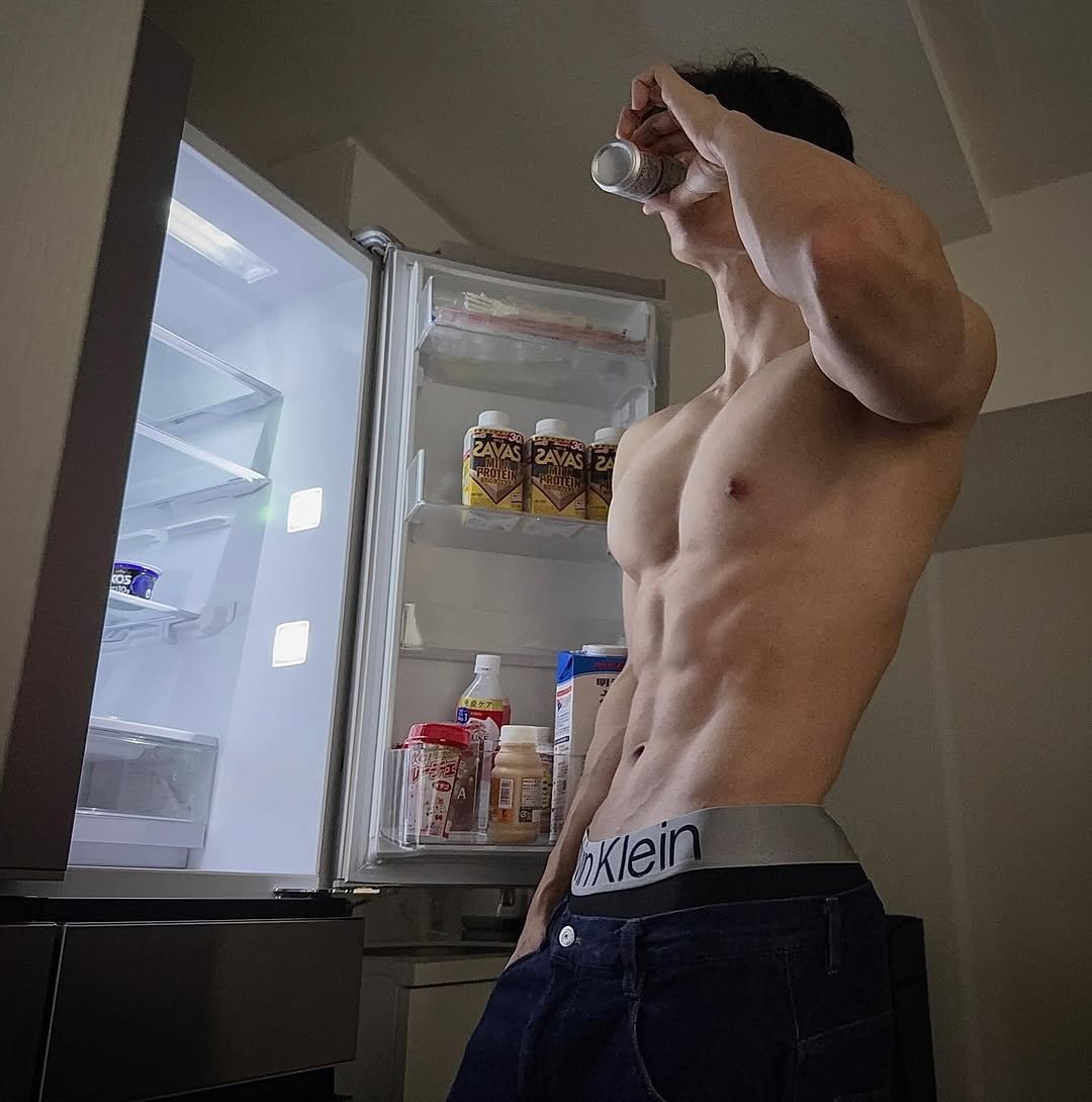 Photo by 筋肉思想家めと (METT) on February 16, 2026. May be an image of refrigerator, underwear, water bottle and text.