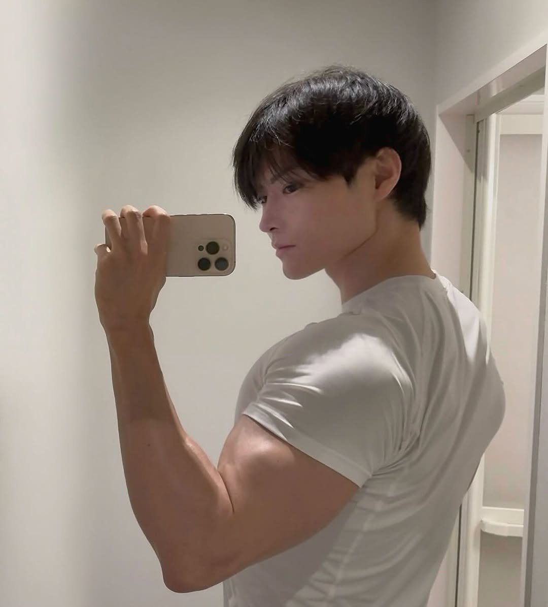 Photo by 筋肉思想家めと (METT) on October 01, 2025. May be a selfie of 1 person, biceps, hair, mirror and text.