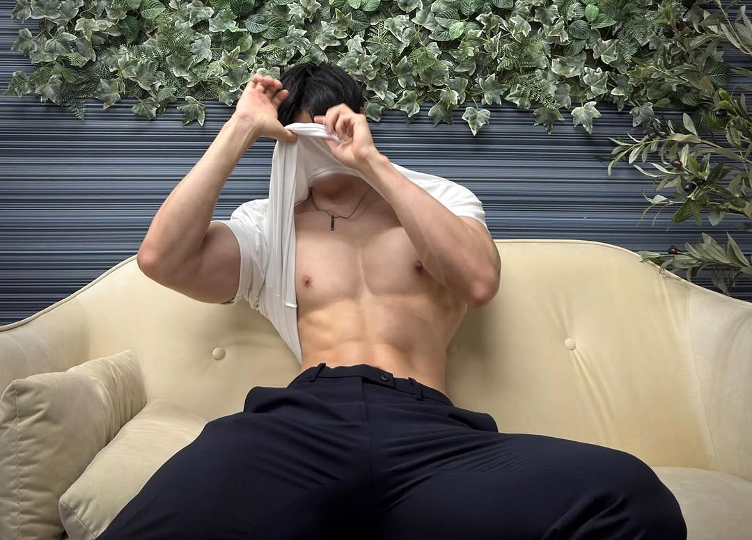 Photo by 筋肉思想家めと (METT) on September 07, 2025. May be an image of 1 person, biceps, body building, sweatpants and text.