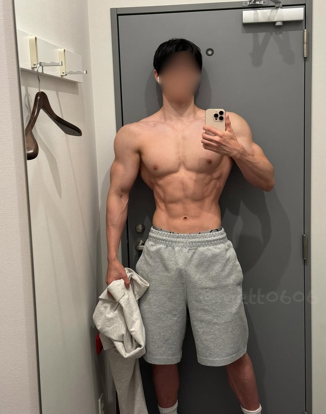 Photo by 筋肉思想家めと (METT) on December 06, 2025. May be an image of one or more people, biceps, people bodybuilding, sweatpants and text.