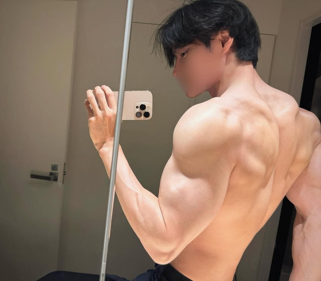 Photo by 筋肉思想家めと (METT) on February 03, 2026. May be an image of one or more people, biceps, people bodybuilding and text.