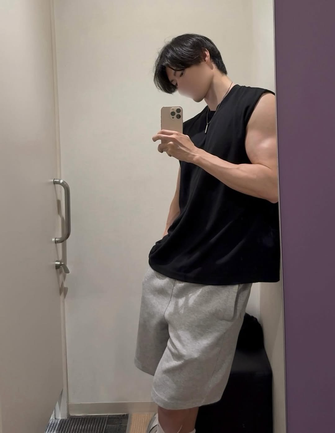 Photo by めと/ METT on August 06, 2025. May be an image of 1 person, biceps, sweatpants, shorts, tanktop and text.