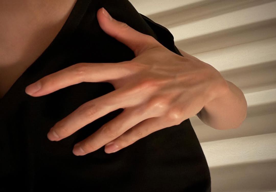 mett_hand 게시물 이미지: 触れる指

#指 #ハンドケア #ネイル #handcare #夏