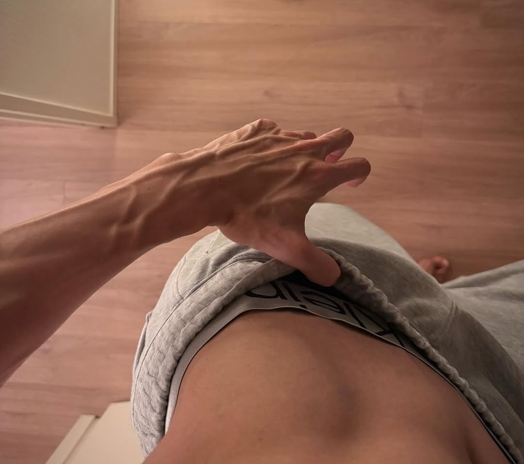 mett_hand 게시물 이미지: 久々の投稿
「自分視点の腕」