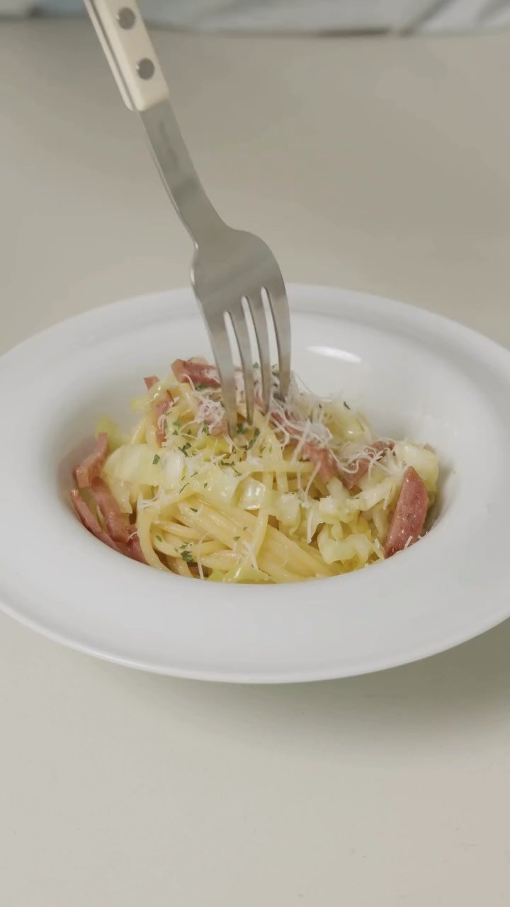 mi_ri_ma 게시물 이미지: 올해 첫 릴스 
오랜만에 요리 영상 올려요.

요즘 유독 자주 해먹는
양배추 살라미...