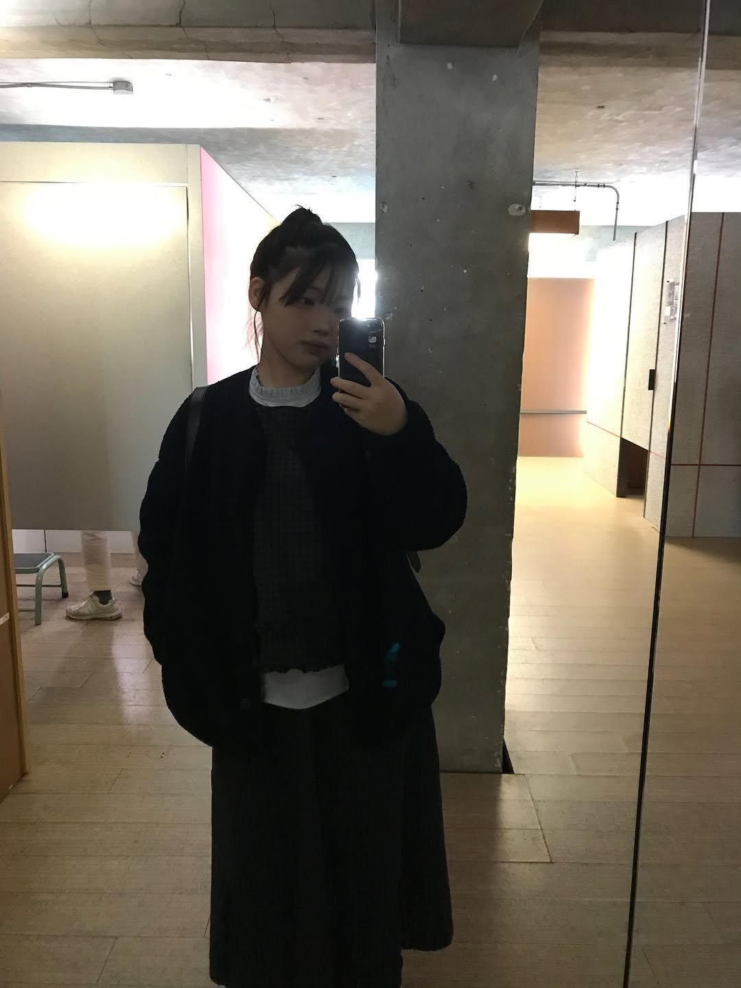 Photo by 이노마 on October 27, 2025. May be a selfie of overcoat, duffle coat, mirror, cloak, turtleneck, cardigan, parka and text.