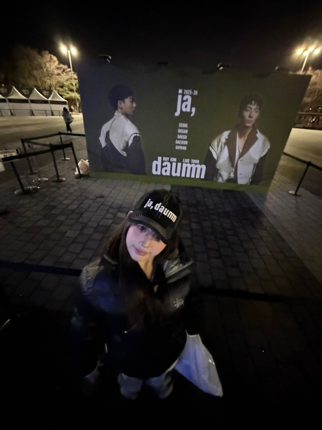 Photo by 이노마 on December 12, 2025. May be an image of one or more people, bangs, hat, parka and text that says '2025-28 2025 ja, 20 SEDUL OUSAN DAEGU BAEROO BOTANS STNG SUTAN daum BOY KIM LIVE YOUR ja, daum daum'.