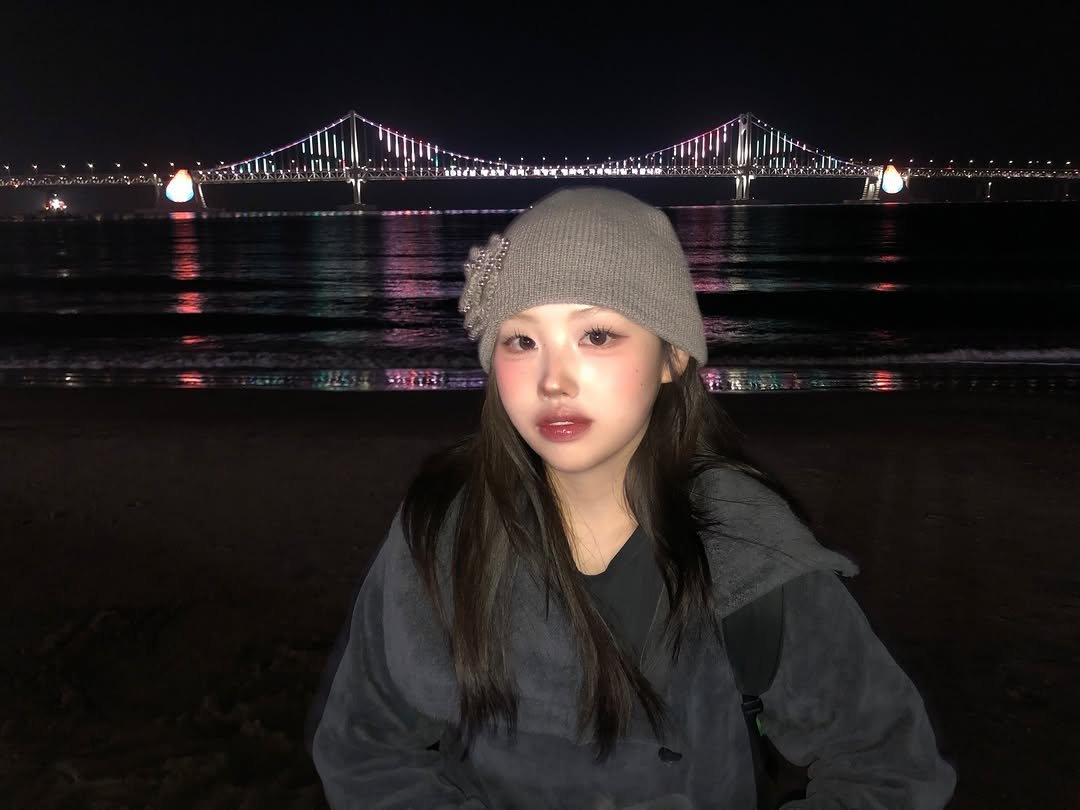 Photo by 이노마 on February 15, 2026. May be an image of duffle coat, beach, night and text.