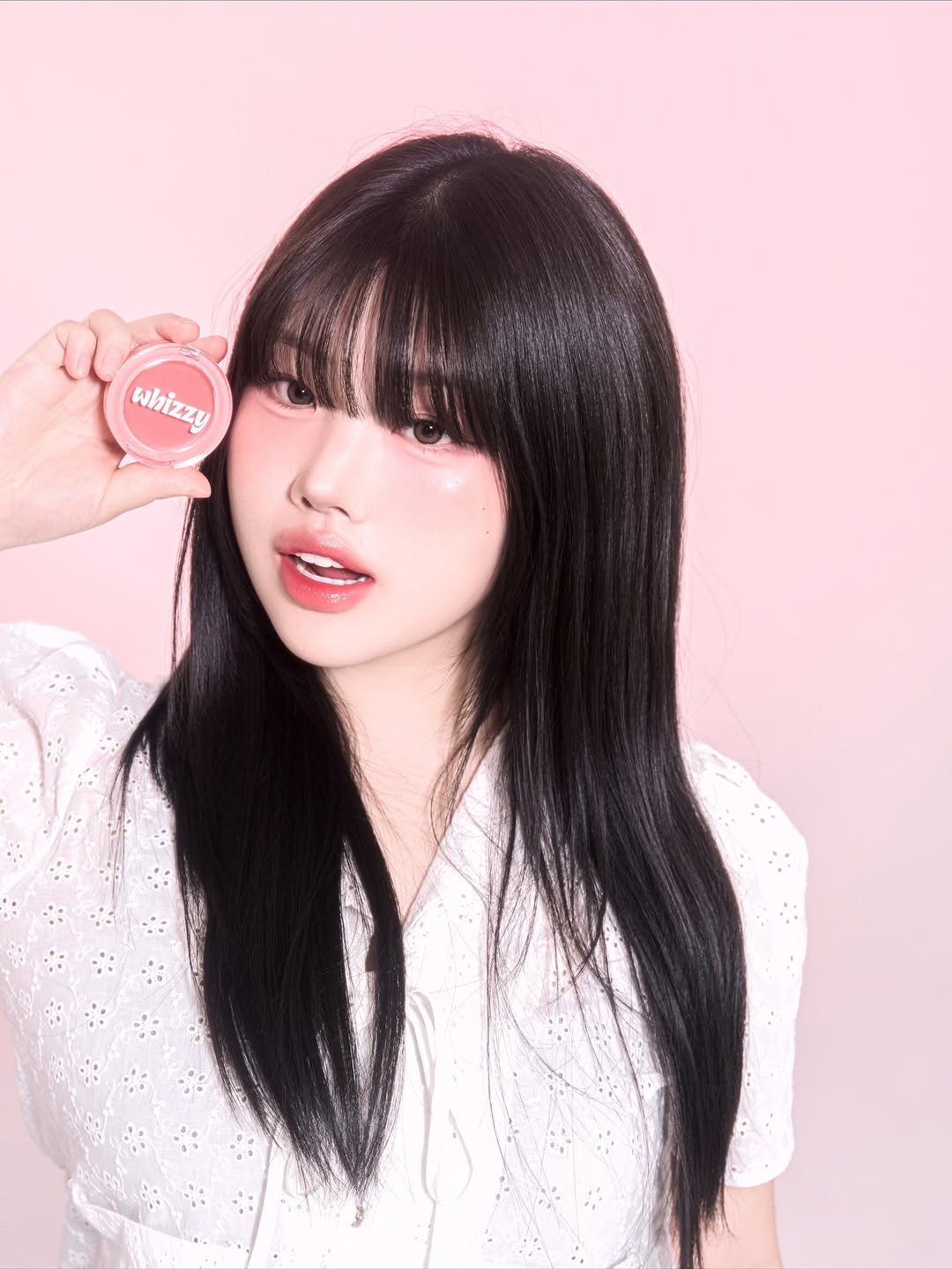 Photo by 이노마 on September 23, 2025. May be an image of 1 person, makeup, lipstick, hair, chewing bubblegum and text that says 'wiizzy whizzy'.