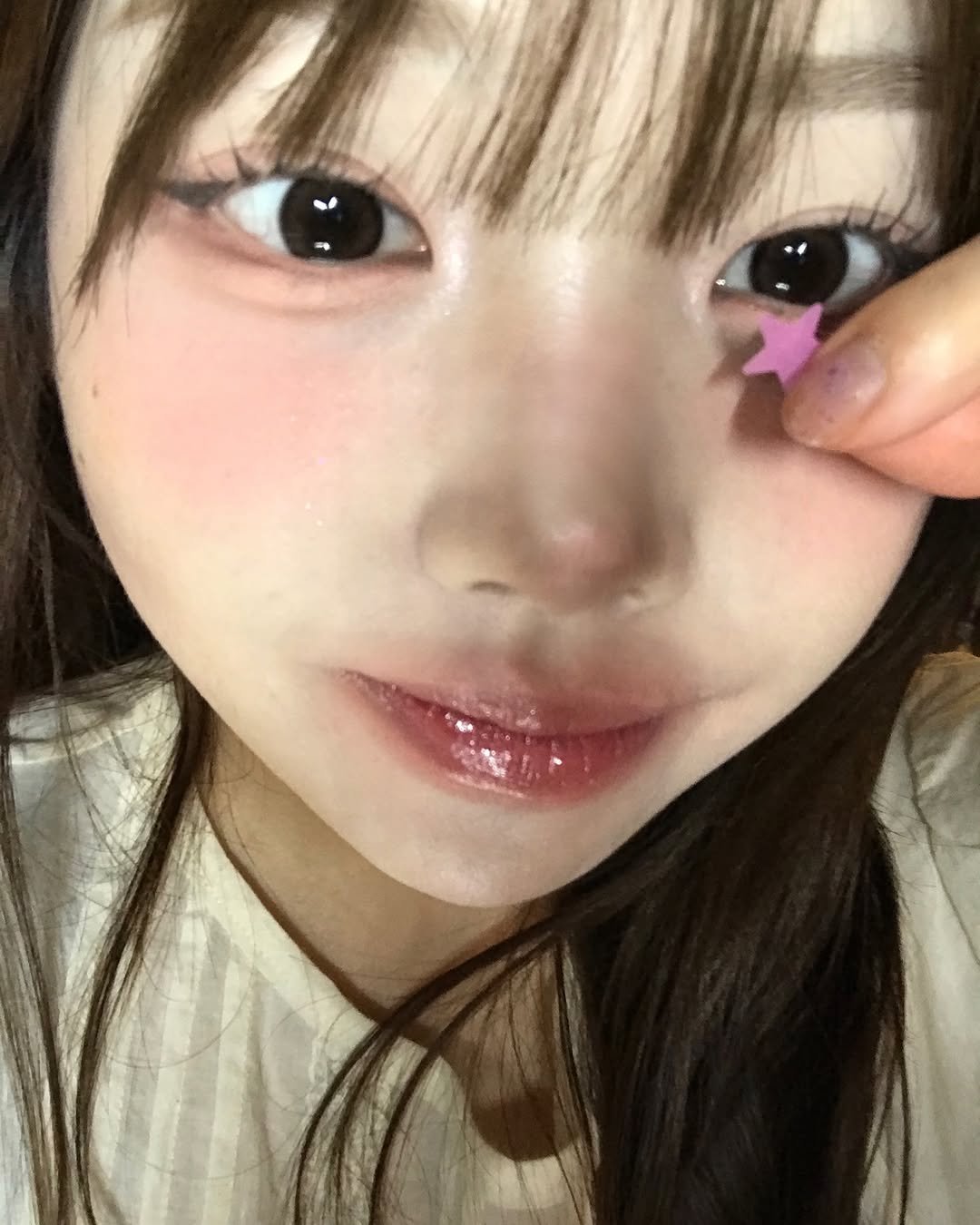 Photo by 이노마 on May 22, 2025. May be a closeup of one or more people, lipstick and hair.