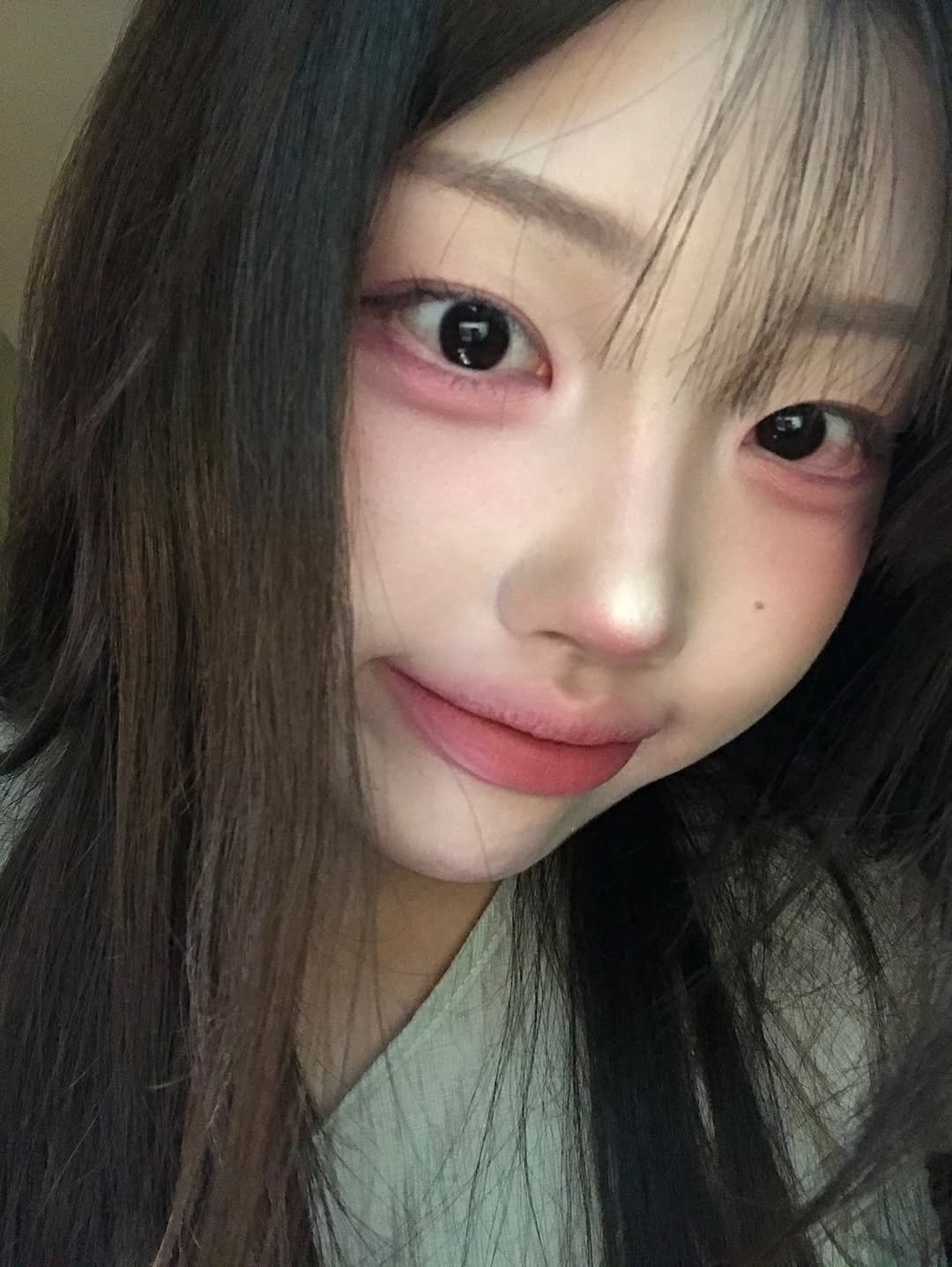 Photo by 이노마 on October 13, 2025. May be a selfie of one or more people, makeup, lipstick, hair and text.