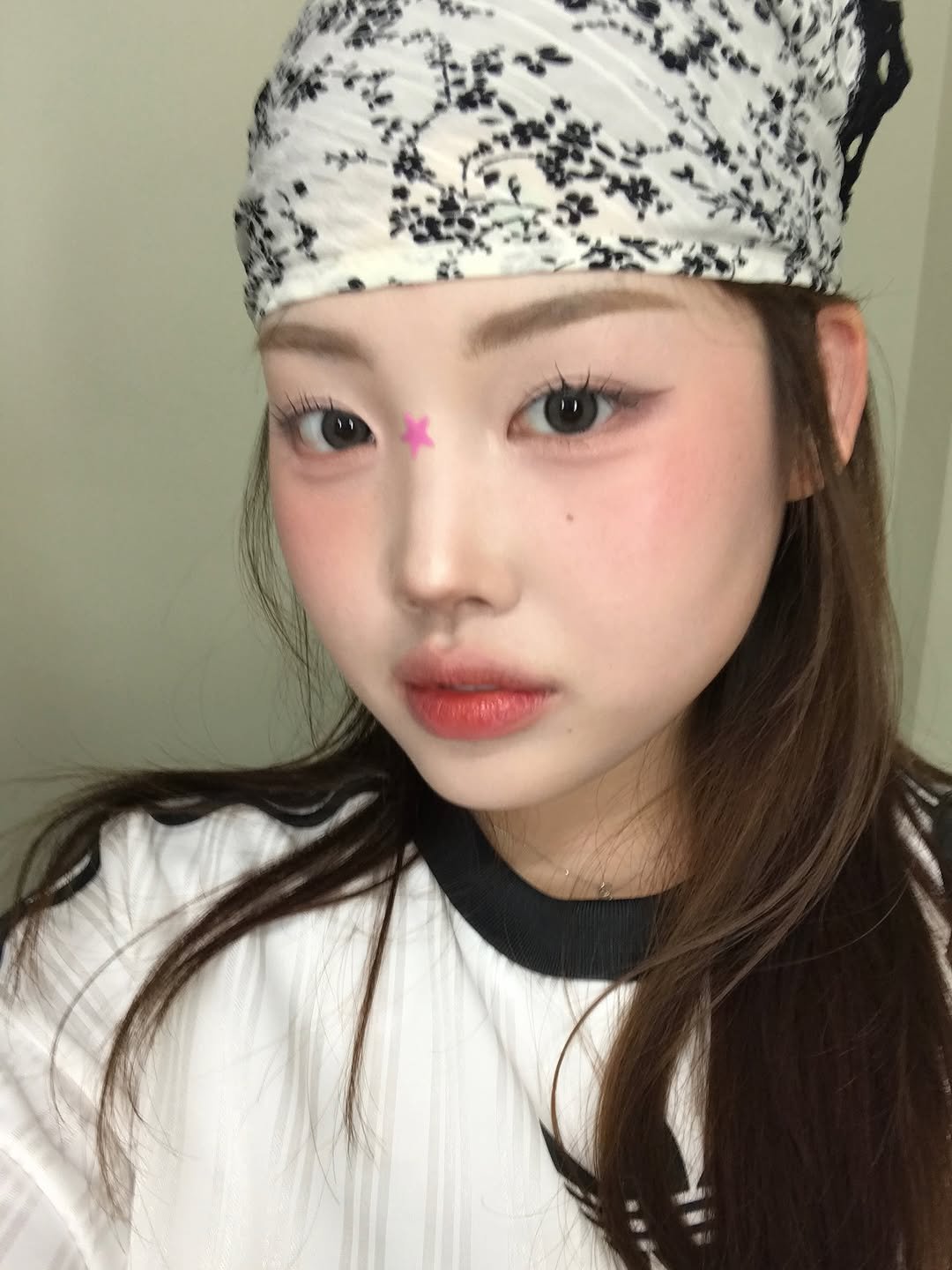 Photo by 이노마 on June 17, 2025. May be a closeup of one or more people, braids, lipstick, makeup, head covering, turban, bandanna, headscarf, beret and text.