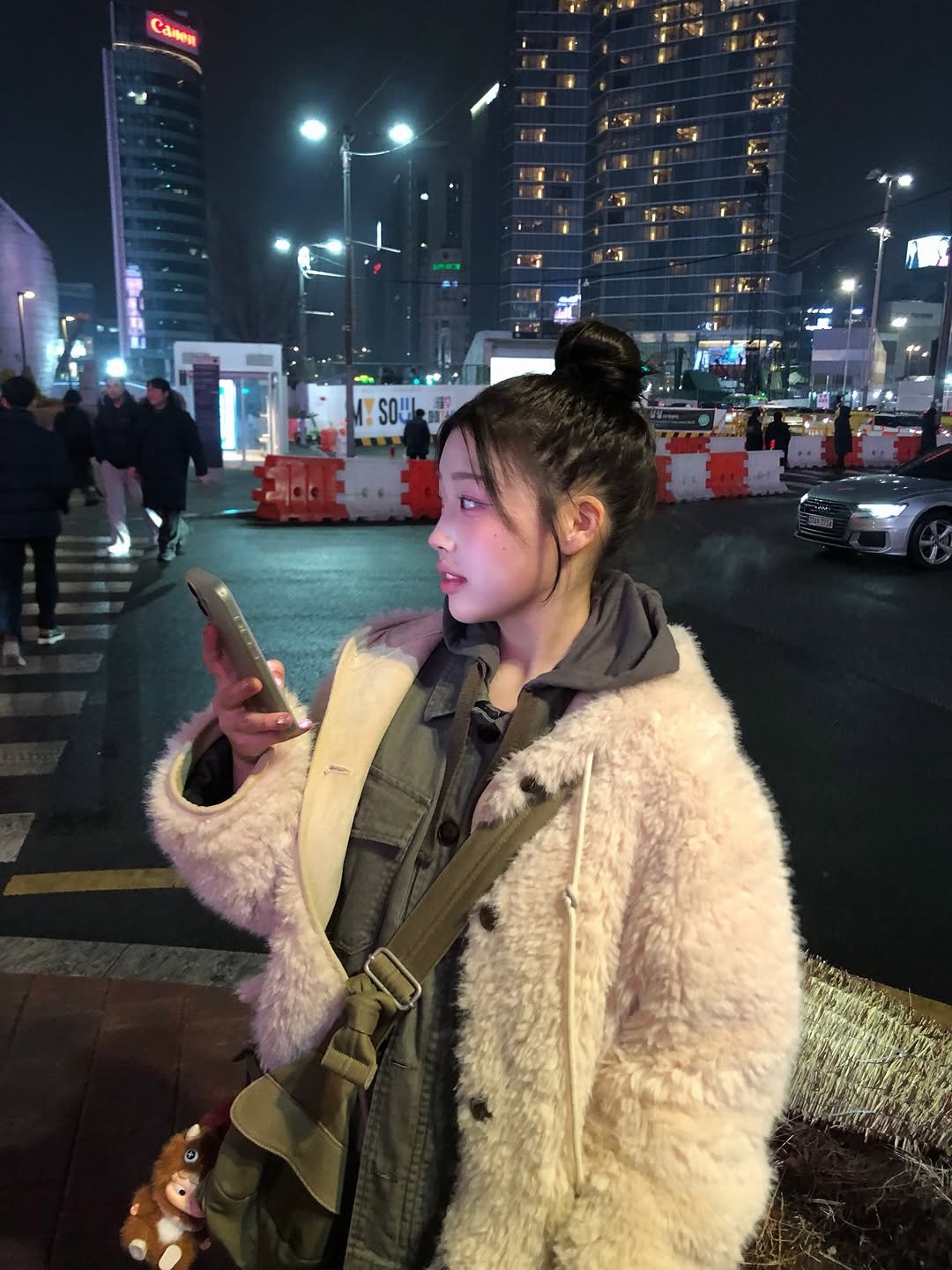 Photo by 이노마 on February 10, 2026. May be an image of goosedown coat, duffle coat, parka, night and text.