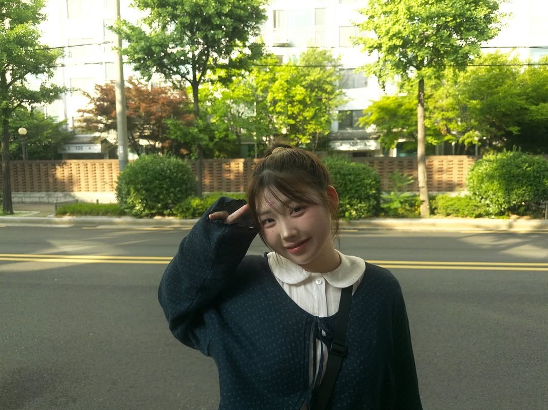 Photo by 이노마 on June 08, 2025. May be an image of one or more people, hair, duffle coat, parka and street.