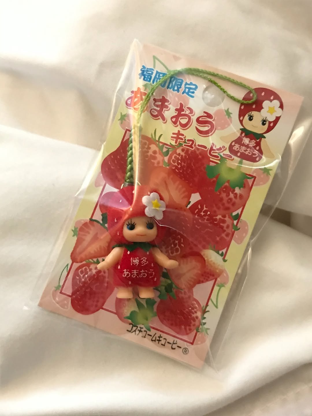 Photo by 이노마 on May 31, 2025. May be an image of hand cream and strawberry.