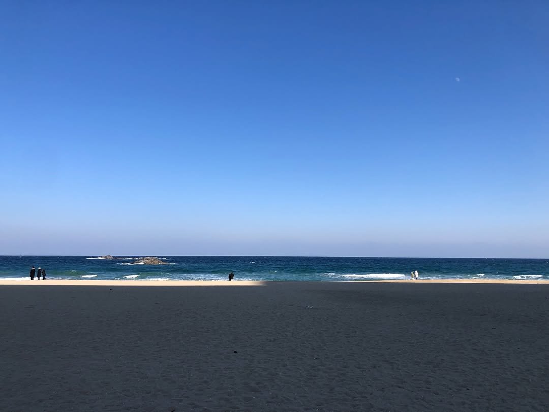 Photo by 이노마 on January 31, 2026. May be an image of ocean, beach, coast and text.