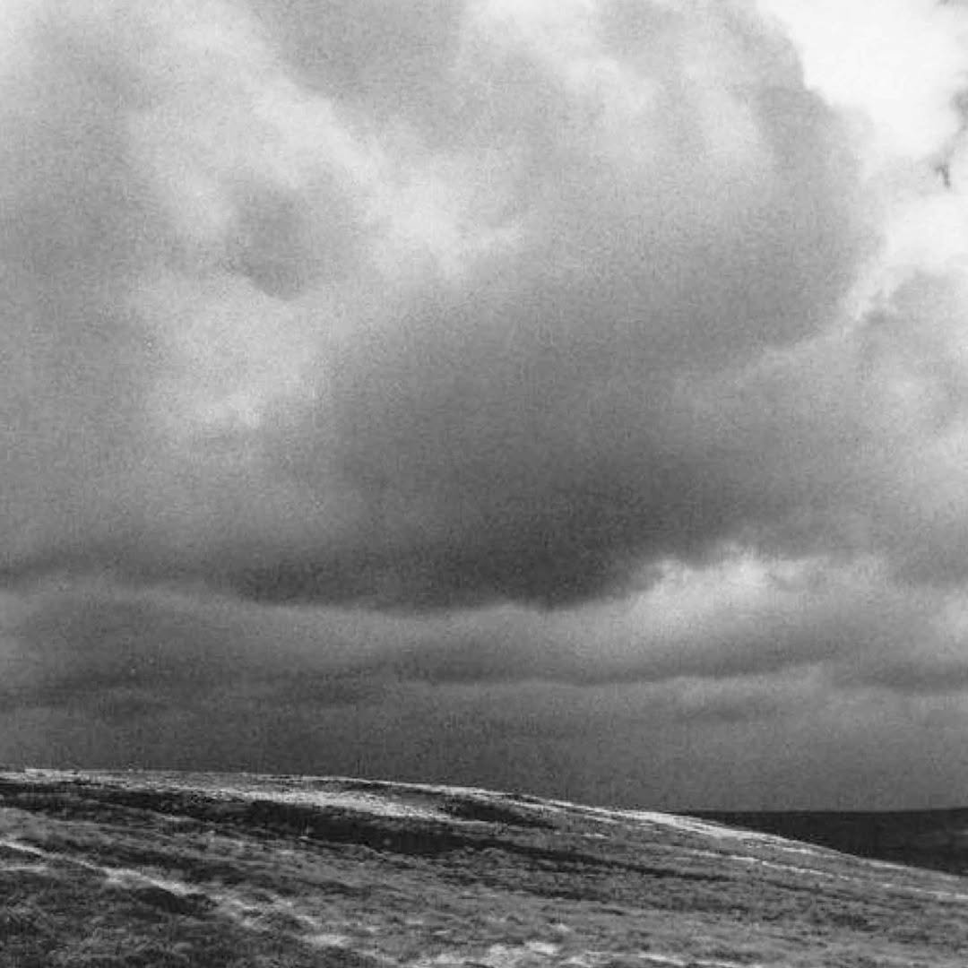 Photo by 문학전문출판사 미행 on February 18, 2026. May be a black-and-white image of cloud, nature, water and text.