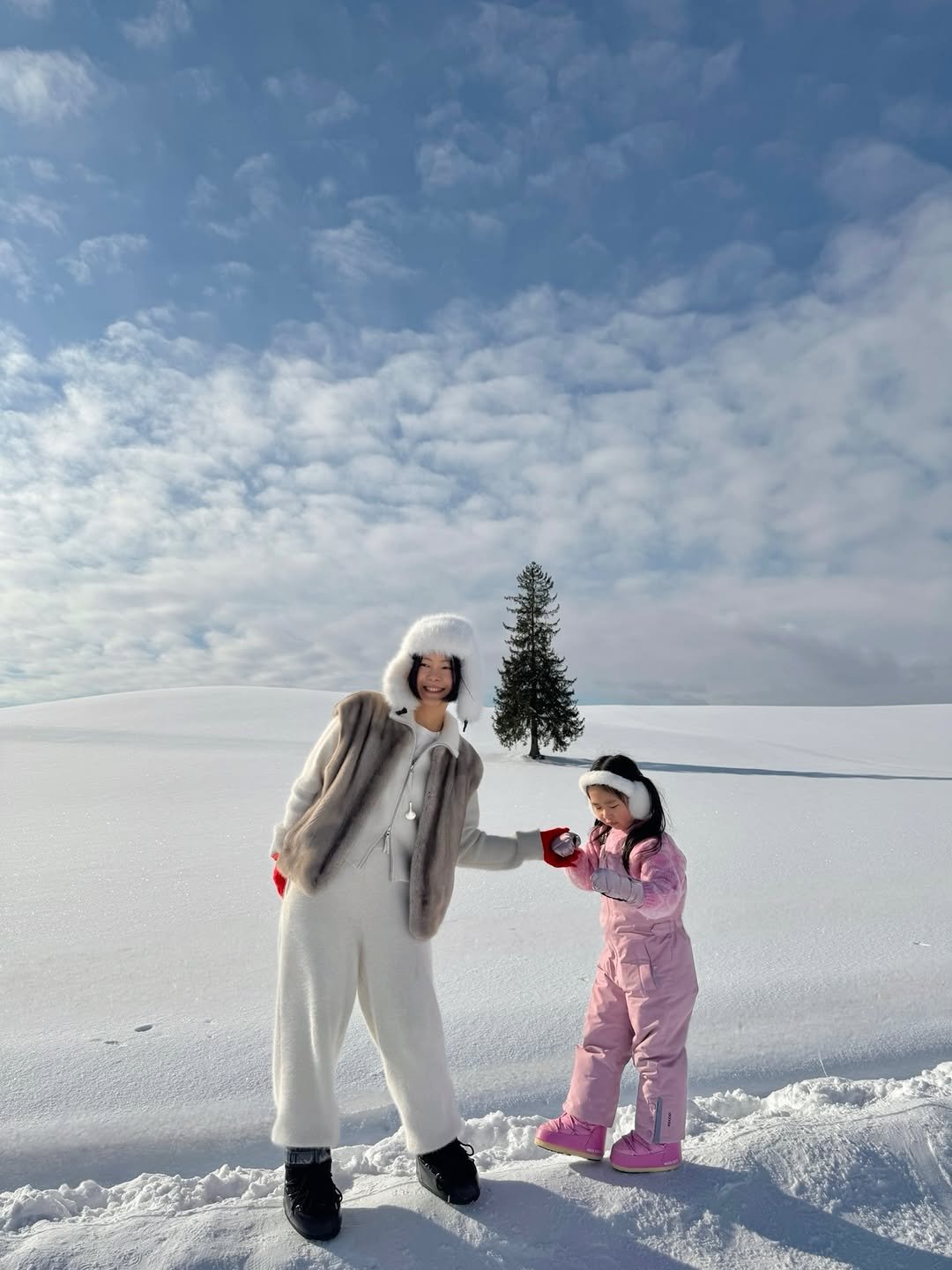 Photo by 김미희 on January 06, 2026. May be an image of child, fur coat, snowsuit, snowman, parka, ski slope, arctic, snow and text.