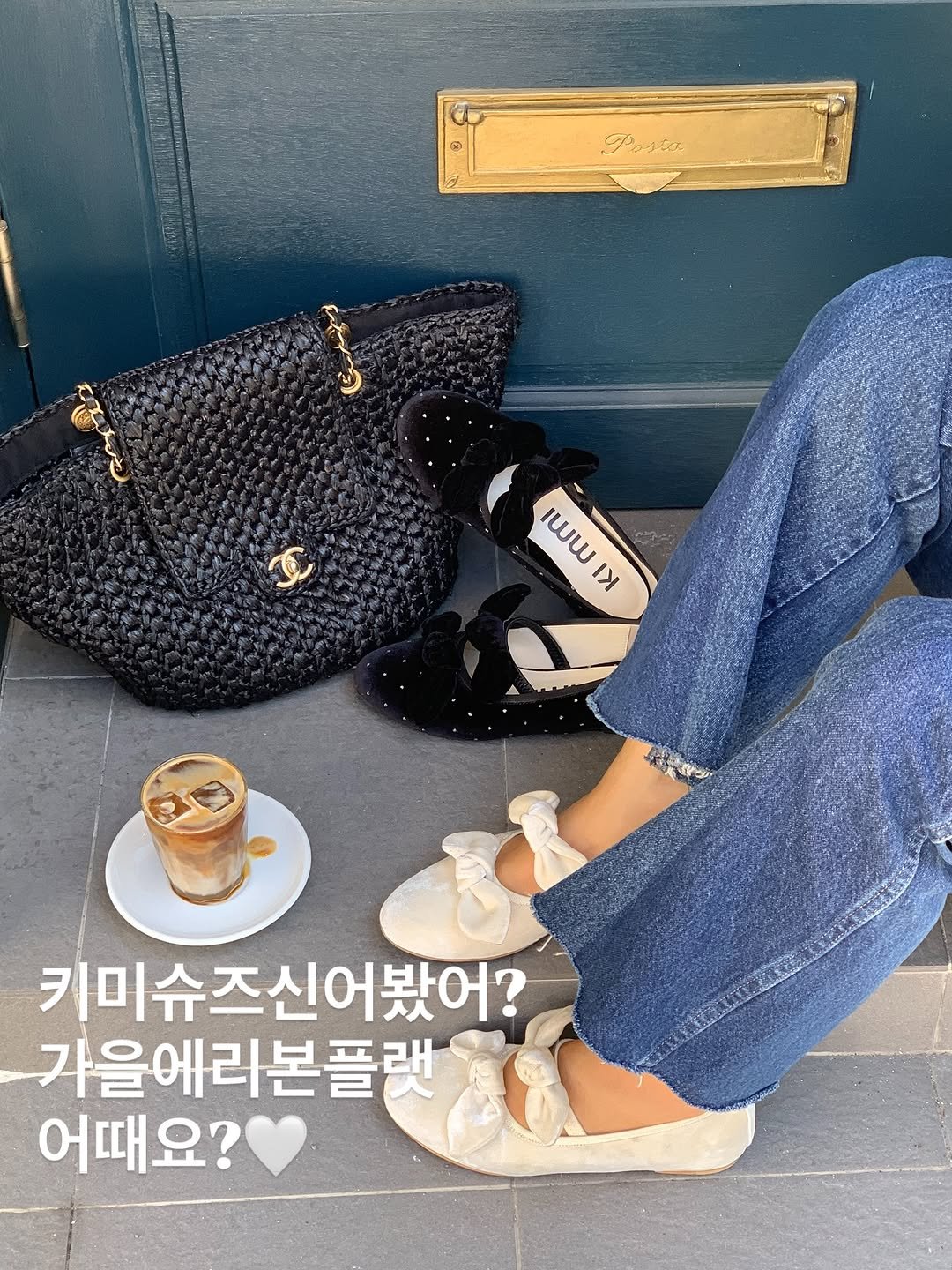 Photo shared by 김미희 on September 04, 2025 tagging @ki_mmi_studio. May be an image of cornflower and text that says '៣ Poses P 2 C KM Me เบน 1 키미슈즈신어봤어? 슈즈신( 가을에리본플랫 어때요?'.