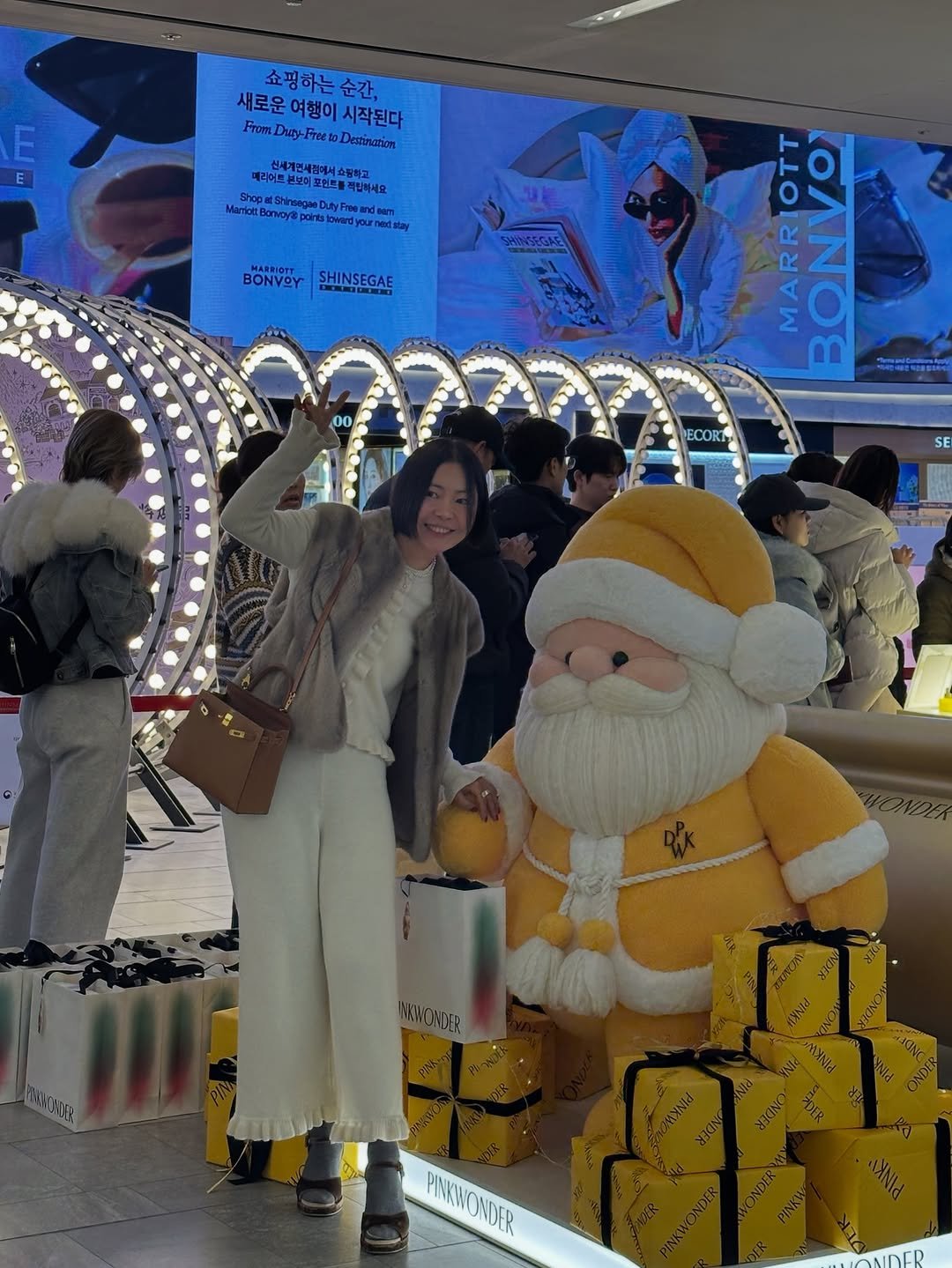 Photo shared by 김미희 on December 12, 2025 tagging @pinkwonder_official, and @shinsegaedutyfree. May be an image of text that says '쇼핑하는 순간, 새로운여행이시작된다 시작된다 새로운 여행이 From Diy ι-rceT ው። Terlo Destinantion 소등하고 DutyFroeand BONVOY SHINSEGAE 00 MARRIOTT BONVO PNWONER'.