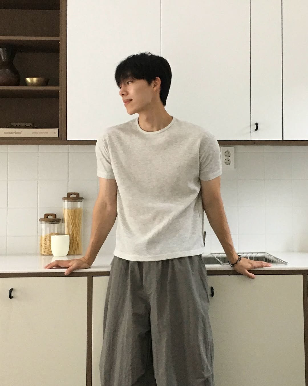 Photo by 미지로 on August 04, 2025. May be an image of 1 person, sweatpants, shorts and text.