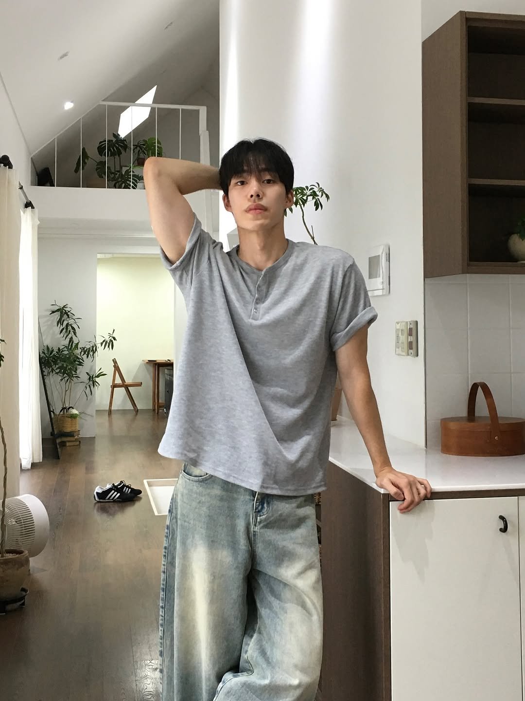 Photo by 미지로 on August 01, 2025. May be an image of 1 person, cornflower and text.