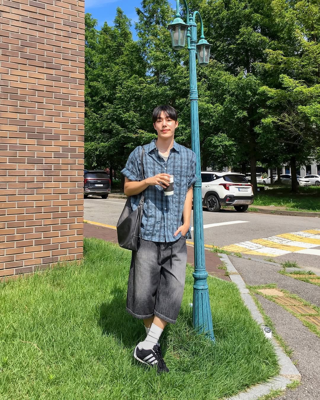Photo by 미지로 on July 18, 2025. May be an image of 1 person, grass, lamppost, telephone pole and text.