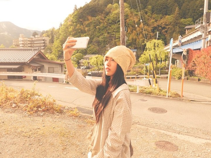 Photo by 황미정 | 미드미 on May 23, 2025. May be an image of beret, parka and outdoors.