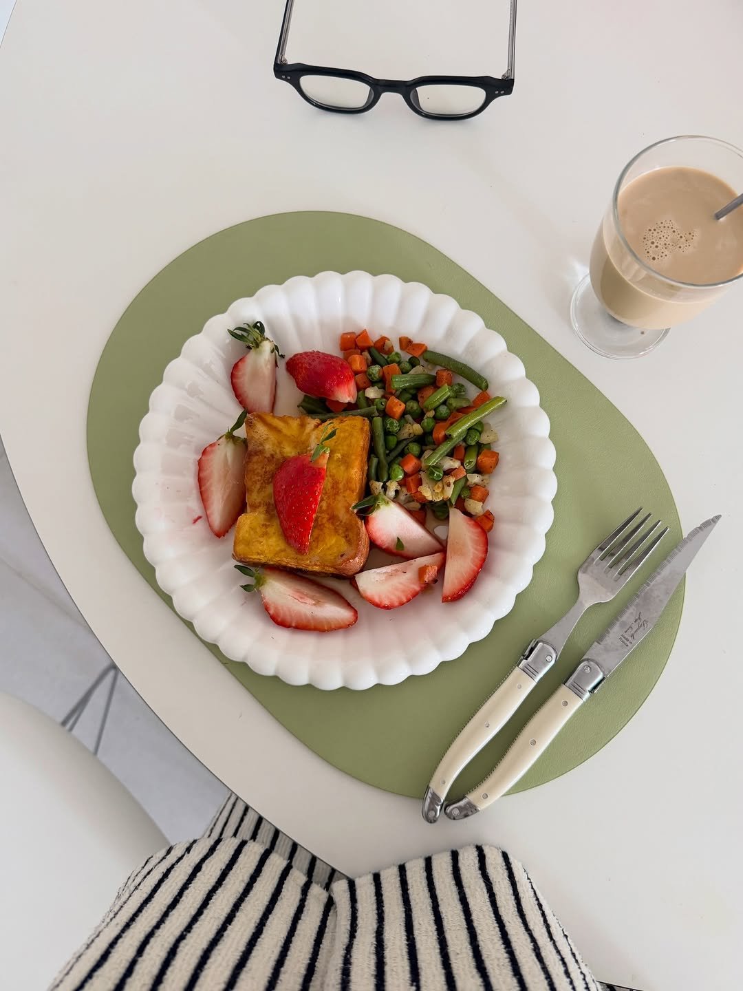 Photo by 밀커블 박선경 on March 19, 2026. May be an image of baguette, French toast, omelet, strawberry, poached egg, placemat, toast, fork and text.