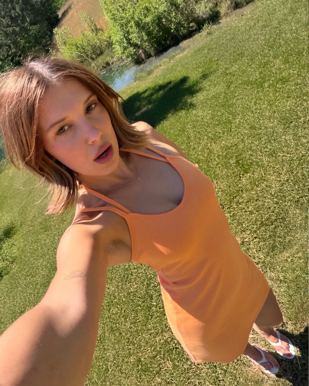 milliebobbybrown 게시물 이미지: she’s comfy, she’s cute, she’s got shorts...