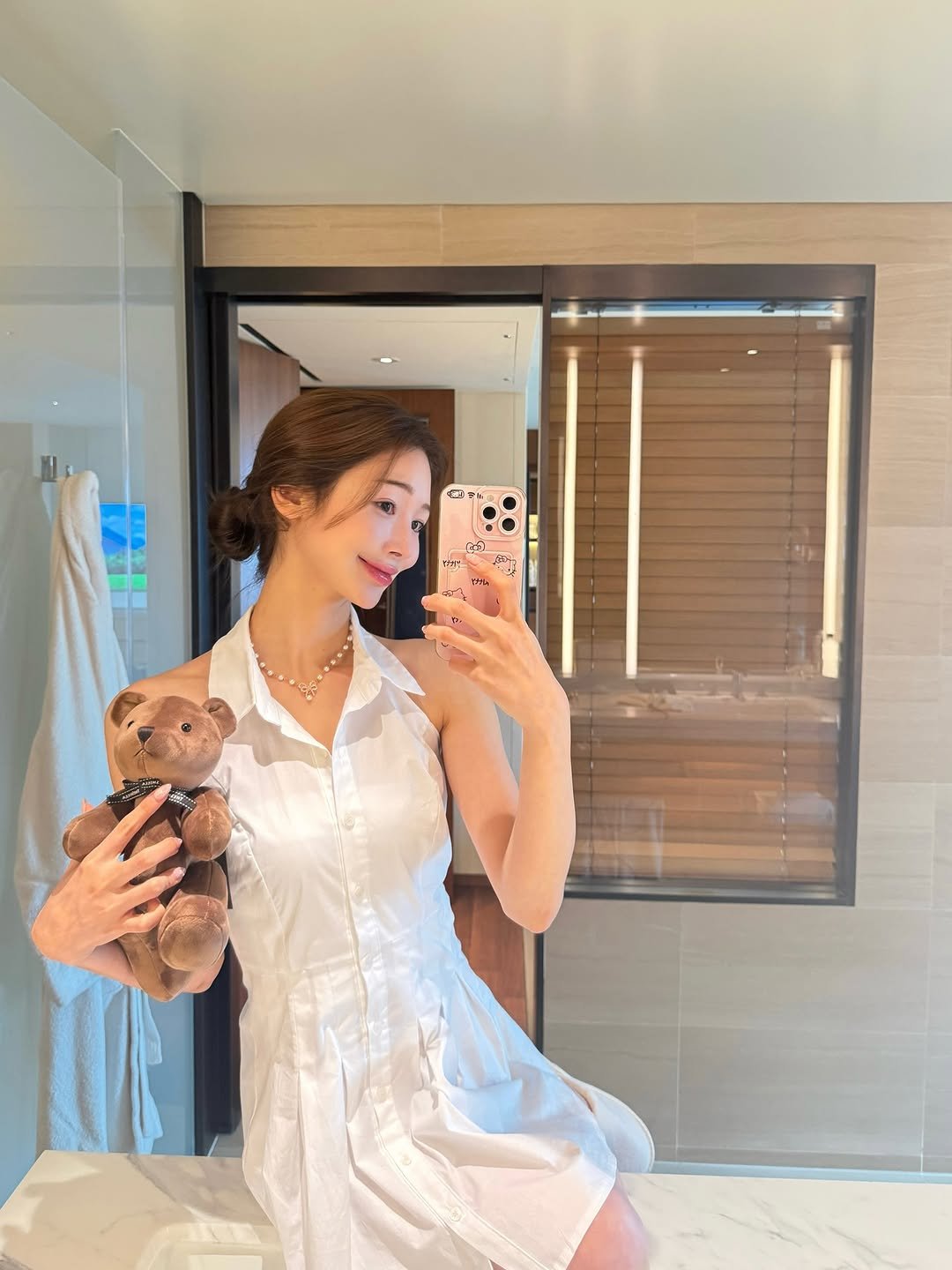 Photo shared by 미미하리🛍️ 𝒮𝒽𝑜𝓌𝒽𝑜𝓈𝓉 ⋆ on June 16, 2025 tagging @mimihari_official. May be a selfie of slip, sleepwear, bath robe, dress, sundress and text.