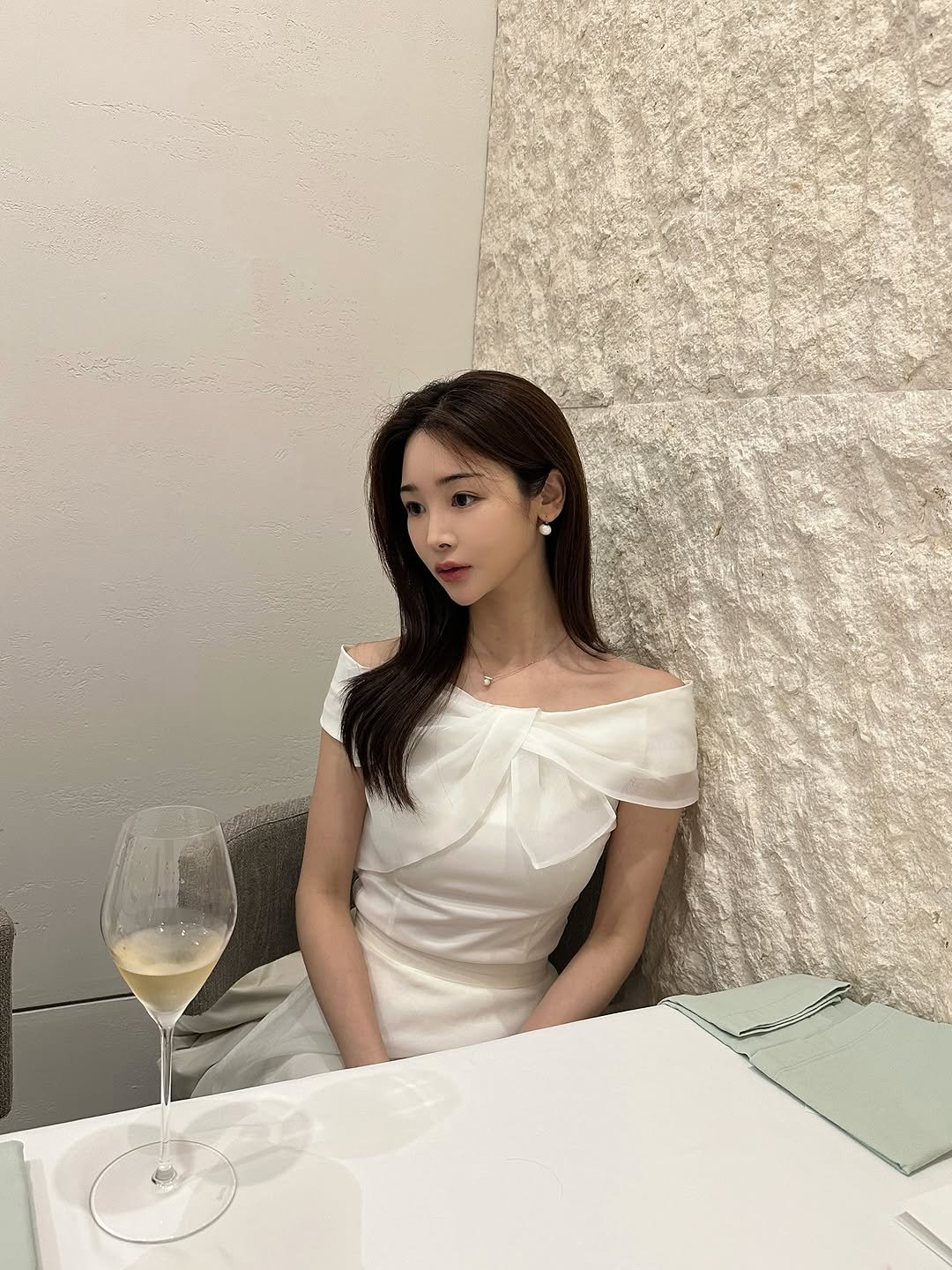 Photo by 미미하리🛍️ 𝒮𝒽𝑜𝓌𝒽𝑜𝓈𝓉 ⋆ on August 03, 2025. May be an image of 1 person, hair, dress and text.