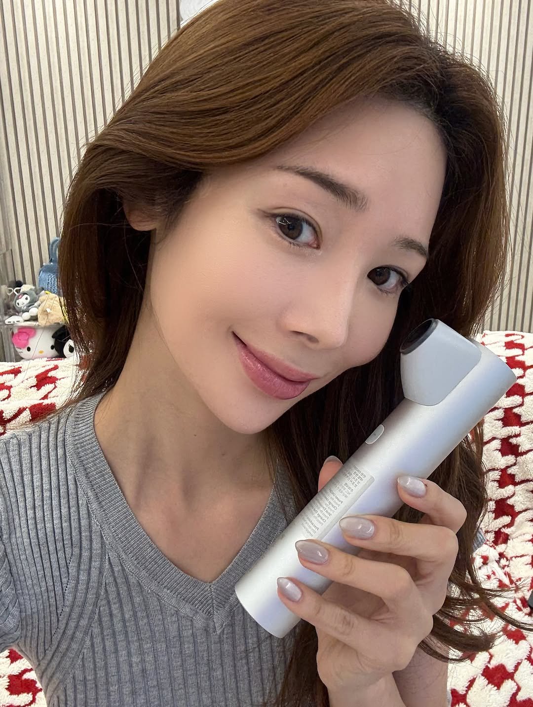 Photo by 미미하리🛍️ 𝒮𝒽𝑜𝓌𝒽𝑜𝓈𝓉 ⋆ on July 23, 2025. May be an image of 1 person, hair, hair dryer and text.