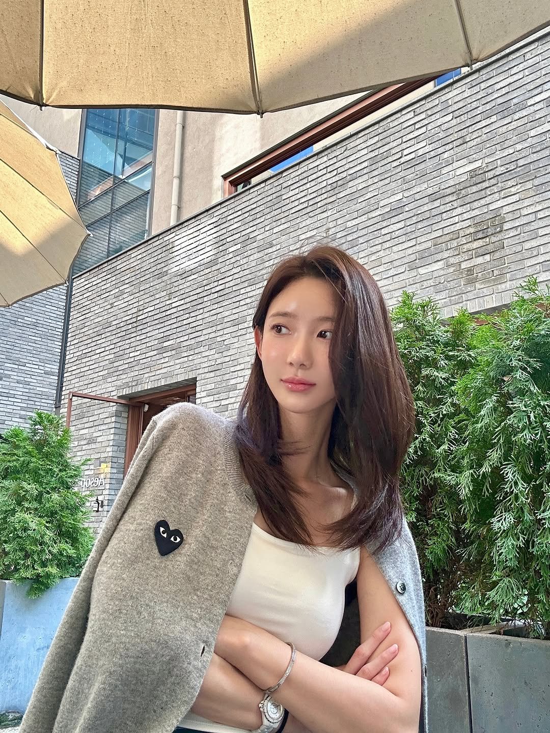 Photo by 김민희 on October 27, 2025. May be an image of one or more people, hair, overcoat, duffle coat, jacket, blazer, cornflower and text.