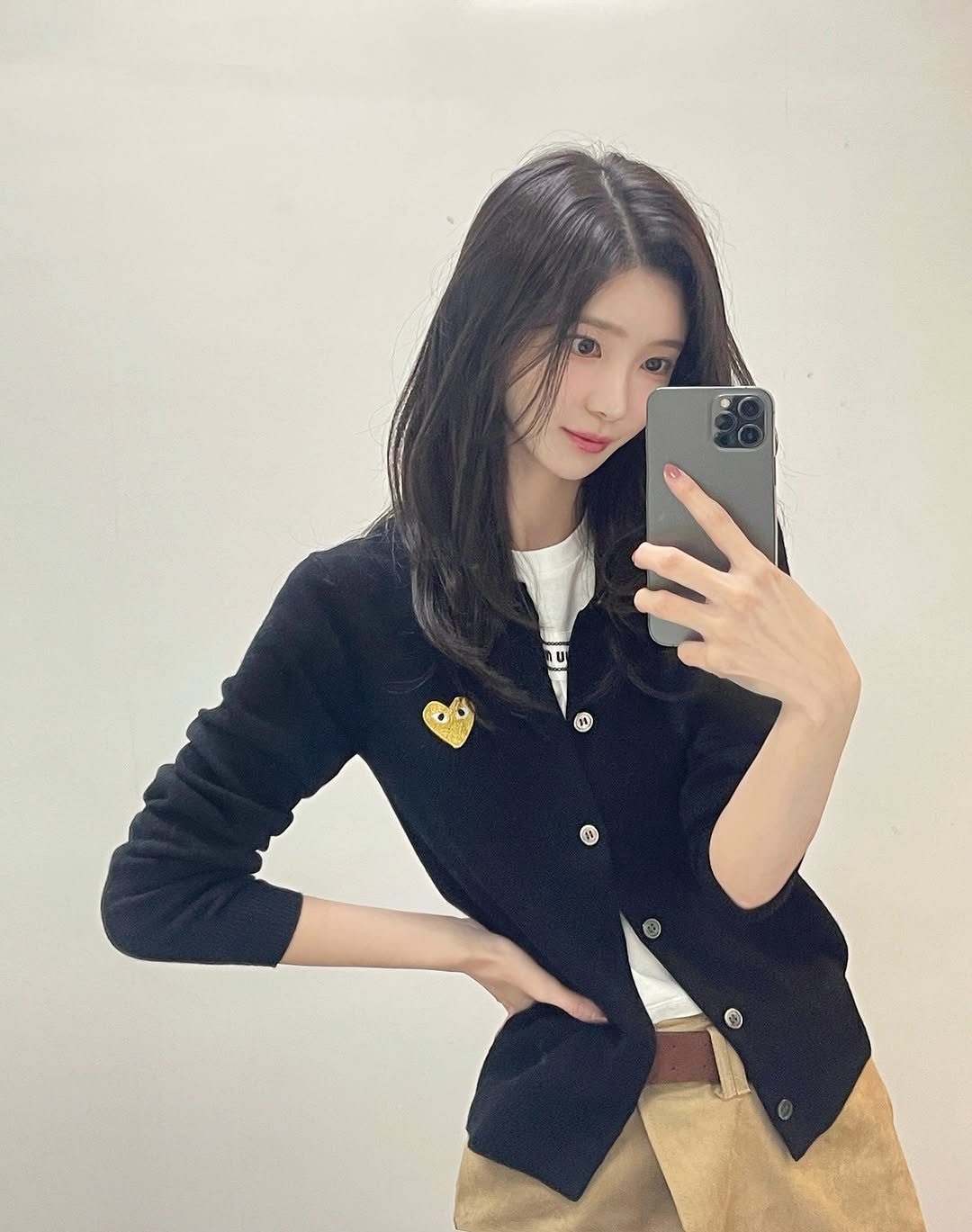 Photo by 김민희 on October 26, 2025. May be a selfie of one or more people, hair, duffle coat, top, blazer, mirror and text.