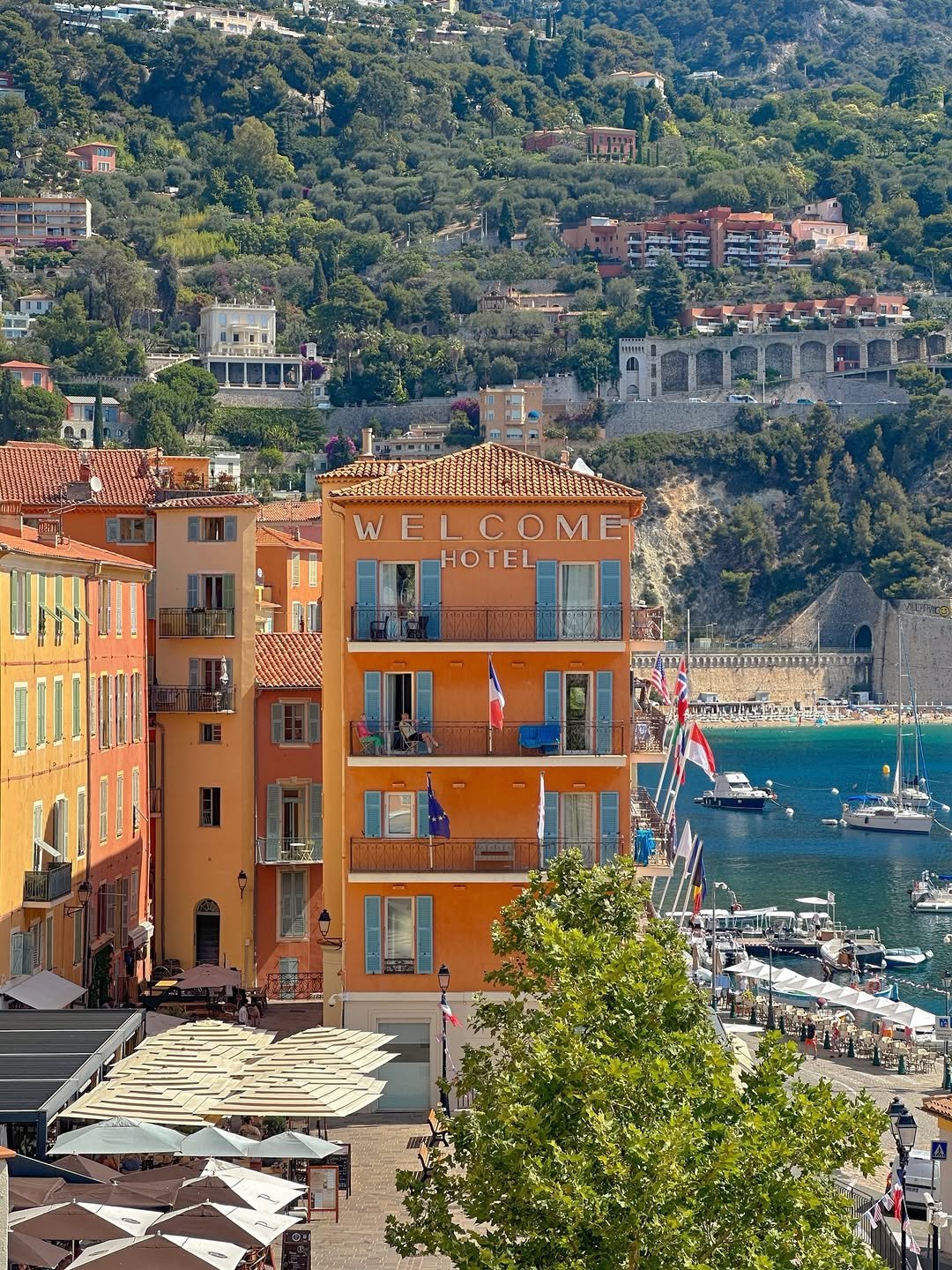 Photo shared by 밍구, 여행🪽 on March 25, 2026 tagging @explorefrance, @marseilletourisme, and @sofitelseoul. May be an image of Camogli, buildings and text that says 'DUNGN W WELCOME COME HOTEL'.