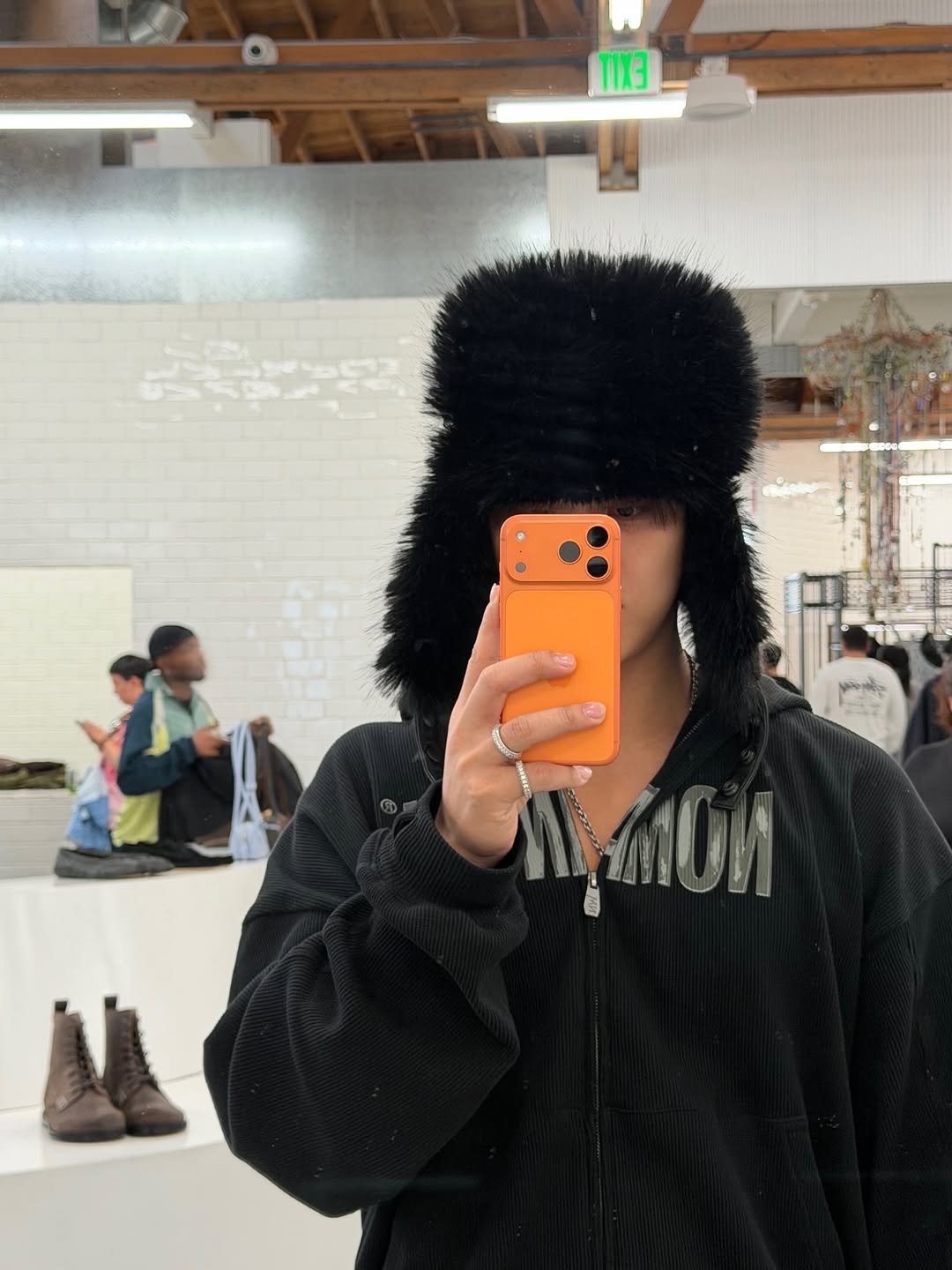 Photo by 김민규 on October 17, 2025. May be an image of hat, duffle coat, goosedown coat, fur coat, beret, parka, face mask and text.