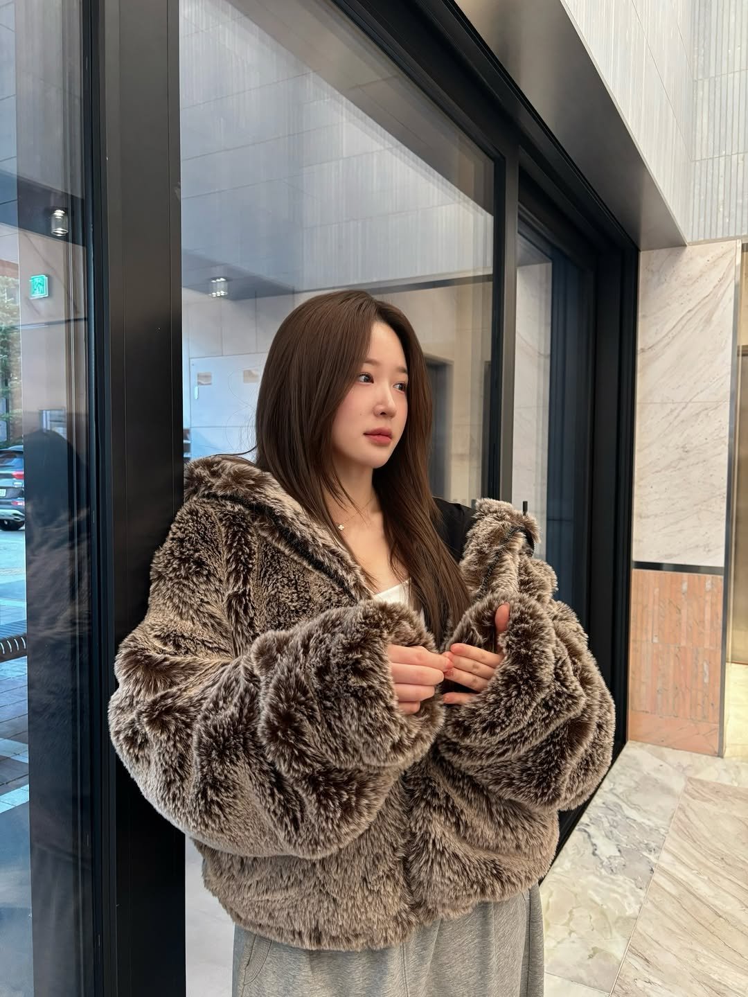 Photo by 의정부눈썹문신 의정부입술문신 홍대눈썹문신 눈썹문신수강  : 펄미스트 - 민경 || 민결브로우 on February 27, 2026. May be an image of overcoat, duffle coat, sable coat, goosedown coat, turtleneck, jacket, bath robe, parka and text.