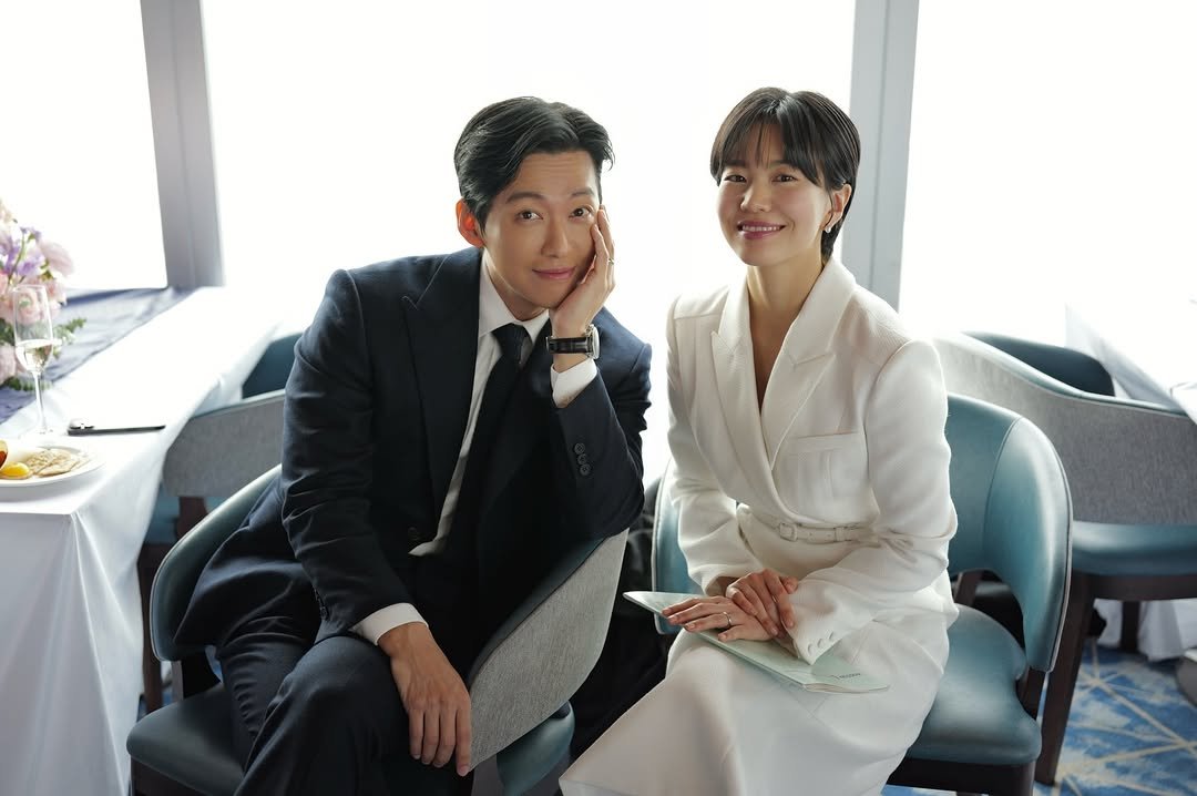 Photo by 남궁민 on February 27, 2026. May be an image of one or more people, dinner jacket and text.