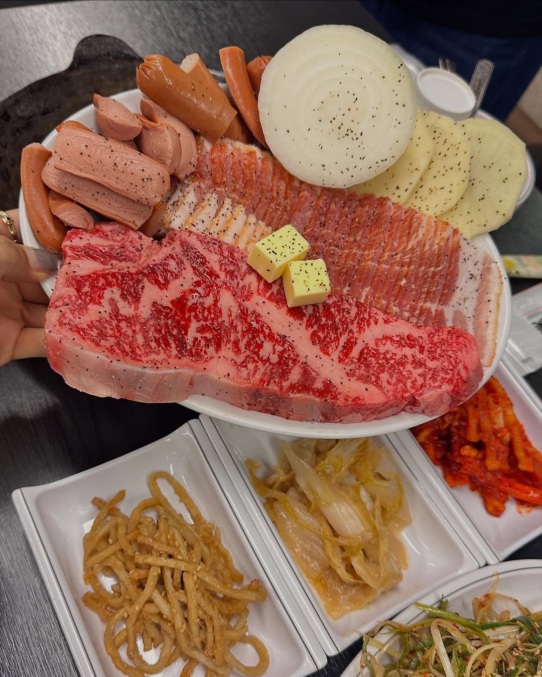 Photo by 메이앤 • Beauty Fashion Lifestyle on July 28, 2025. May be an image of hot pot, beef, pork and text.