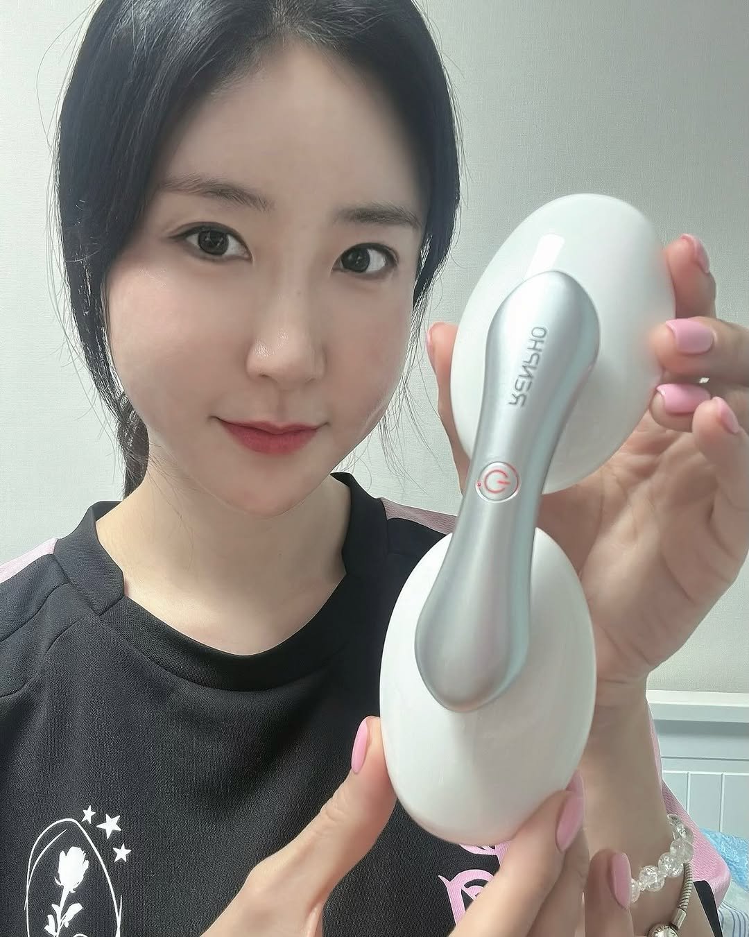 Photo shared by 메이앤 • Beauty Fashion Lifestyle on August 09, 2025 tagging @renpho_kr. May be an image of 1 person, shaver and text.
