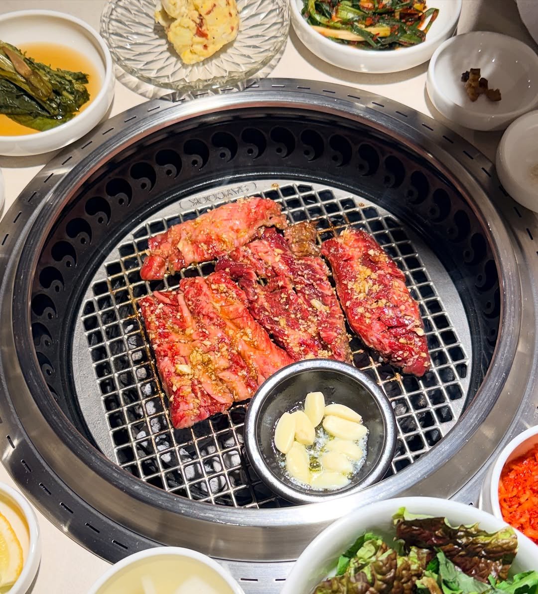 Photo shared by 메이앤 • Beauty Fashion Lifestyle on December 22, 2025 tagging @mutvengers_, and @ysgalbi_daechi. May be an image of steak, grill, beef, pork and text.