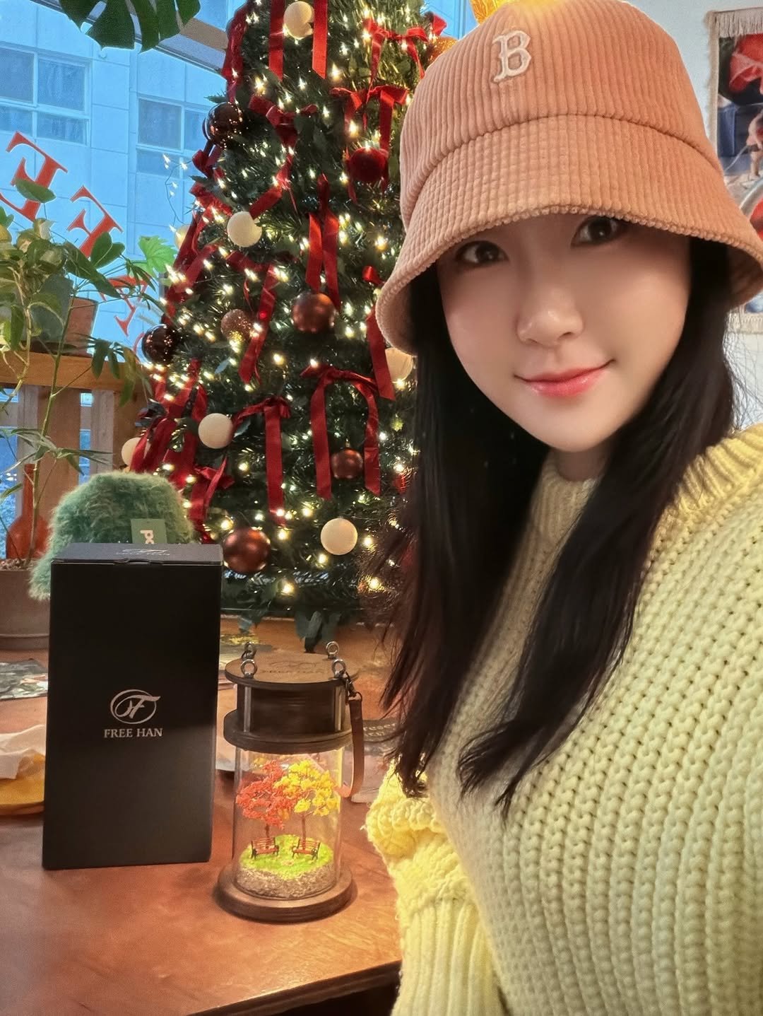 Photo by 메이앤 • Beauty Fashion Lifestyle on December 05, 2025. May be an image of christmas tree, duffle coat, hat, beret and text that says 'B'.