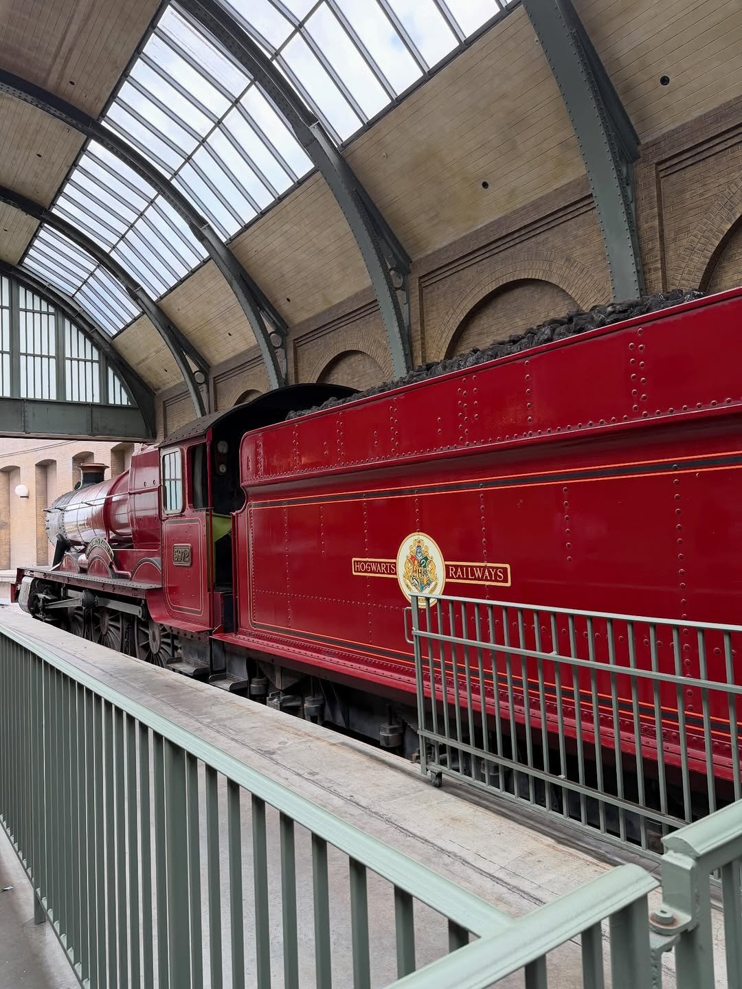 Photo by 미나 (MINA) on March 29, 2026. May be an image of train, steam engine and text that says 'HOGWARTS RALL WAYS 9'.