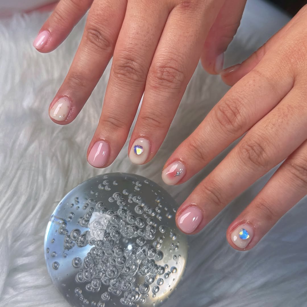 Photo by 병점네일/수원네일/동탄네일/오산네일/평택네일/수원역네일/화성네일/열손연장전문/코코리젠본사 on March 28, 2026. May be an image of one or more people, fingernails and text.