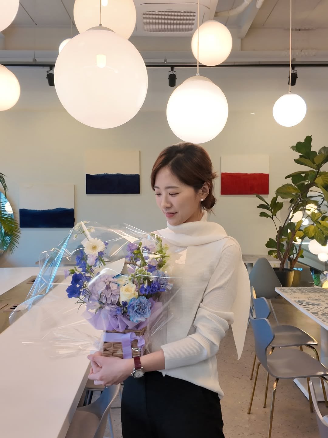 Photo by 마인드 빌더 경은 l 심리학으로 나, 그리고 당신과 잘 지내는 법 on March 26, 2026. May be an image of flower arrangement, bouquet, prairie gentian, baby's-breath, cornflower, white lily, carnation and text.