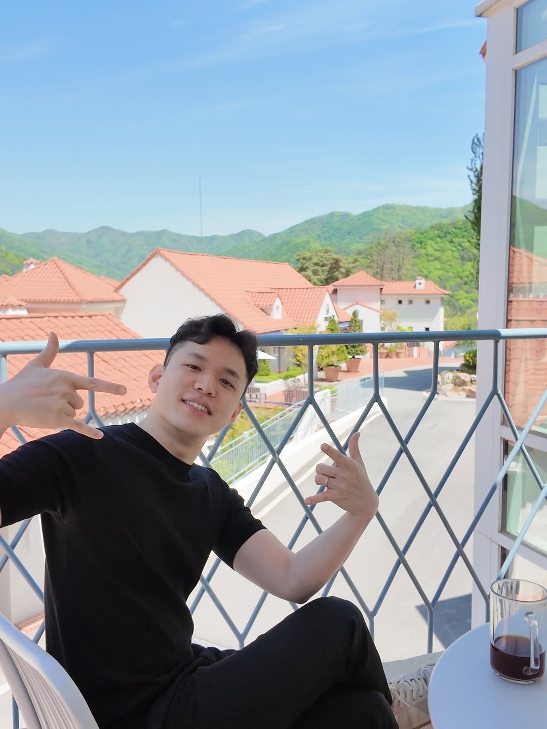 Photo shared by 마인드 빌더 경은 l 심리학으로 나, 그리고 당신과 잘 지내는 법 on April 26, 2026 tagging @dr.bw_. May be an image of outdoors and text.