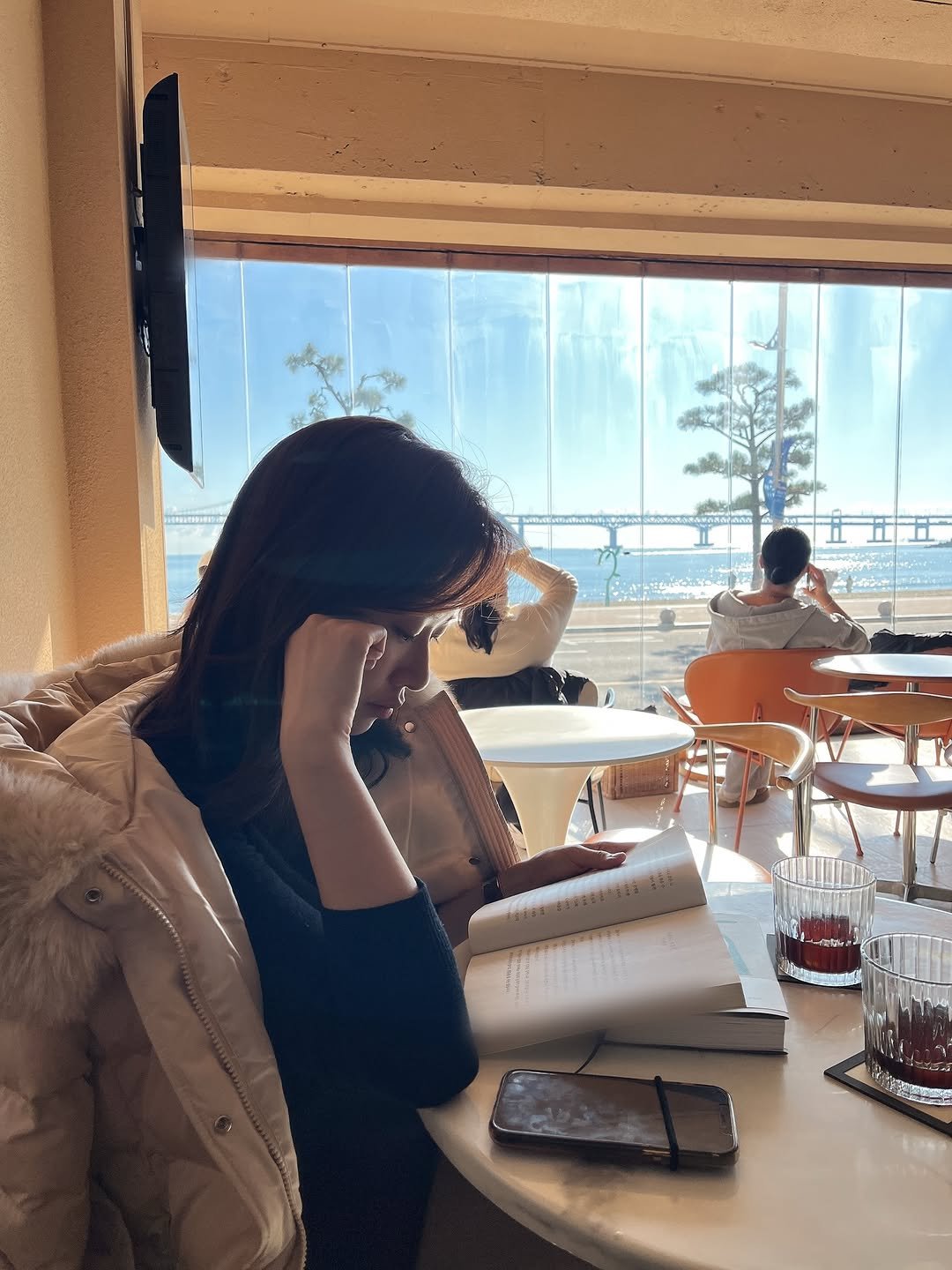 Photo by 마인드 빌더 경은 l 심리학으로 나, 그리고 당신과 잘 지내는 법 on December 28, 2025. May be an image of studying, cornflower, terminal and text.