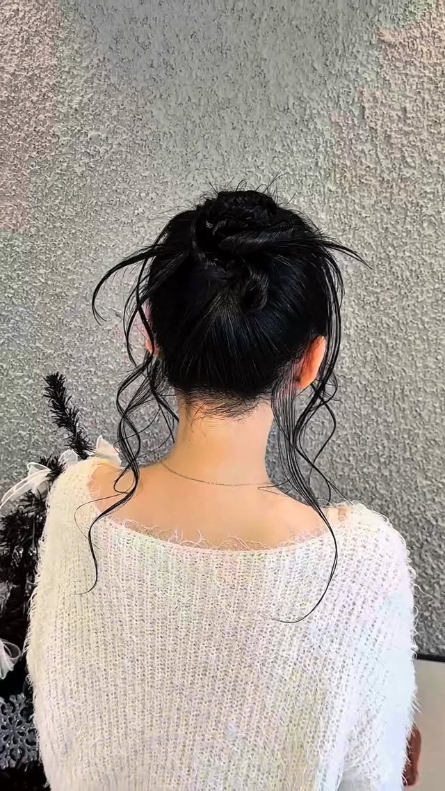 mine.d_jungwon 게시물 이미지: 높게 묶을 땐 두개로 나눠서 묶어보세요🧆

훨씬 편하고 시간이 지나도 내려가지않아요🫨