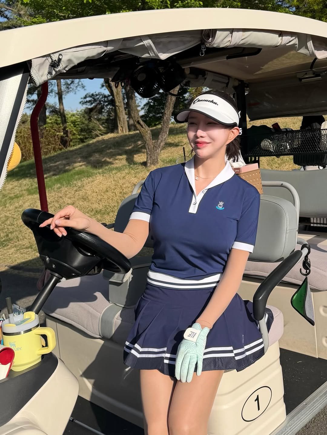 Photo shared by 민에나 on April 26, 2026 tagging @ilf_ilovefit, @dhmkkorea, @chucuchu_official, @mizunogolf_kr, @rom_n_khi, @wgl_global, and @monsterlab_official. May be an image of golf, golf cart, golf club, golf course and text.